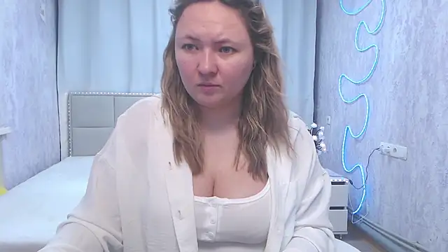 Snapshot of SallyVerda chatting on July 2026 05:19:02 PM SallyVerda online show from July 2026 05:19:02 PM