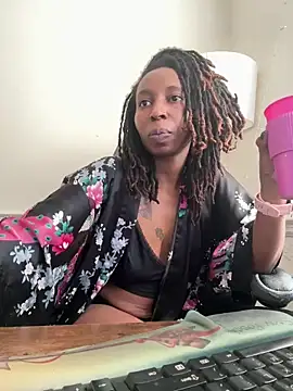 Snapshot of LeyaHoneybuns chatting on January 2025 03:39:02 PM LeyaHoneybuns online show from January 2025 03:39:02 PM