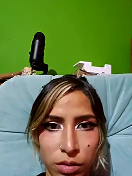 Snapshot of avery_fox chatting on March 2025 08:10:02 PM avery fox online show from March 2025 08:10:02 PM