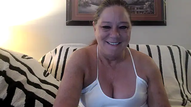 Snapshot of LexxiLeeds chatting on May 2026 11:07:02 AM LexxiLeeds online show from May 2026 11:07:02 AM