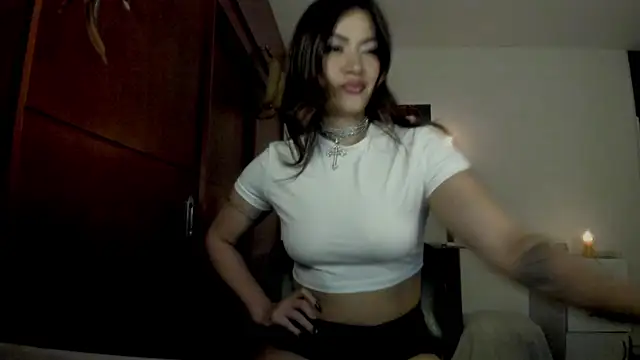 Lucyerobbie online show from April 2026 01:03:01 AM