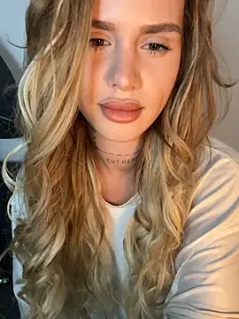 EmiliaCatalina online show from December 2025 12:27:02 AM