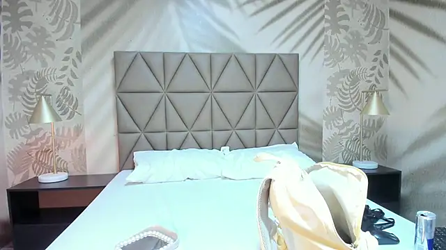 Snapshot of AnneDixie chatting on June 2026 03:32:02 AM AnneDixie online show from June 2026 03:32:02 AM