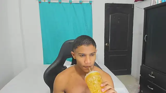 Snapshot of corzoethan chatting on October 2025 01:03:01 AM corzoethan online show from October 2025 01:03:01 AM