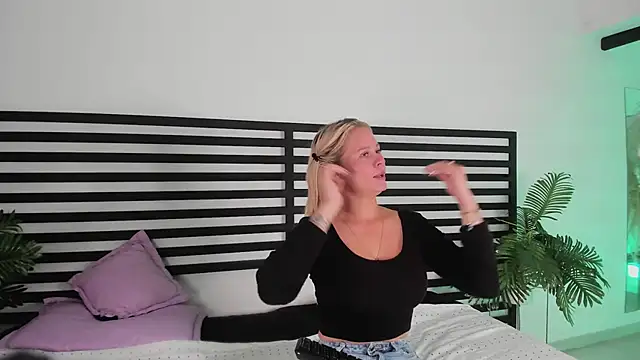 Snapshot of stefanny_ruiz_ chatting on December 2024 12:40:02 PM stefanny ruiz online show from December 2024 12:40:02 PM