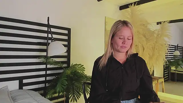 Snapshot of stefanny_ruiz_ chatting on December 2024 12:38:01 PM stefanny ruiz online show from December 2024 12:38:01 PM