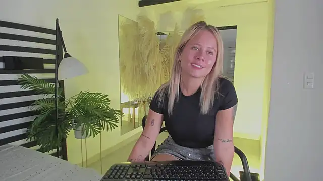 Snapshot of stefanny_ruiz_ chatting on January 2025 12:36:02 PM stefanny ruiz online show from January 2025 12:36:02 PM