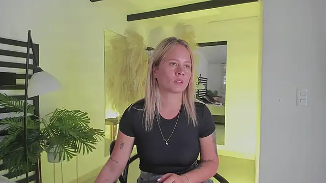 Snapshot of stefanny_ruiz_ chatting on January 2025 03:37:02 PM stefanny ruiz online show from January 2025 03:37:02 PM