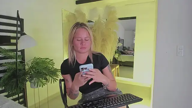 Snapshot of stefanny_ruiz_ chatting on January 2025 06:38:02 PM stefanny ruiz online show from January 2025 06:38:02 PM