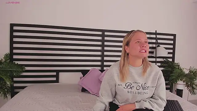 Snapshot of stefanny_ruiz_ chatting on January 2025 12:42:01 PM stefanny ruiz online show from January 2025 12:42:01 PM