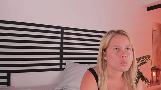 Snapshot of stefanny_ruiz_ chatting on January 2025 03:20:01 PM stefanny ruiz online show from January 2025 03:20:01 PM