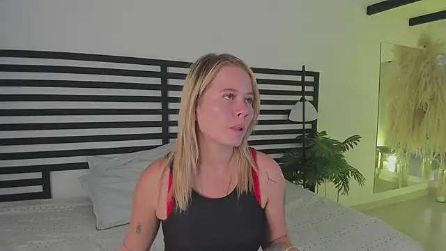 Snapshot of stefanny_ruiz_ chatting on January 2025 12:16:02 PM stefanny ruiz online show from January 2025 12:16:02 PM