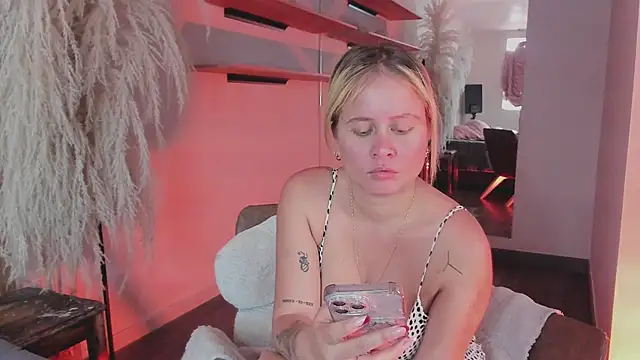 Snapshot of stefanny_ruiz_ chatting on February 2025 02:44:01 PM stefanny ruiz online show from February 2025 02:44:01 PM