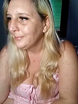 Snapshot of BecciDeluxe chatting on May 2026 09:27:01 AM BecciDeluxe online show from May 2026 09:27:01 AM