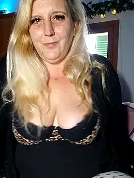 Snapshot of BecciDeluxe chatting on May 2026 10:53:02 AM BecciDeluxe online show from May 2026 10:53:02 AM