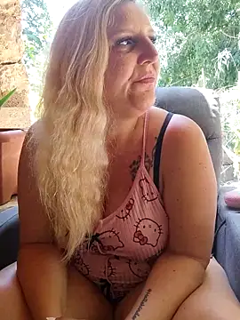 Snapshot of BecciDeluxe chatting on May 2026 11:17:02 AM BecciDeluxe online show from May 2026 11:17:02 AM