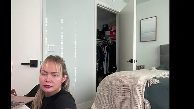 Snapshot of ElenaErickson chatting on June 2026 01:28:02 AM ElenaErickson online show from June 2026 01:28:02 AM