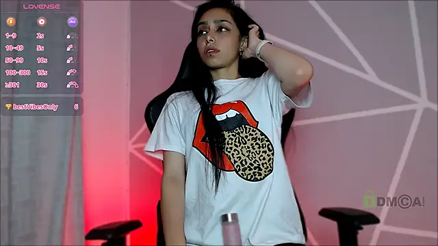 Snapshot of lilylouisee chatting on December 2024 09:45:01 PM lilylouisee online show from December 2024 09:45:01 PM