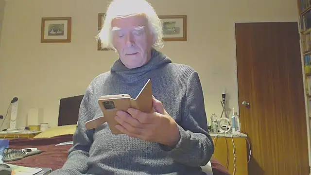 Snapshot of WaverlyKernow chatting on January 2025 09:40:01 PM WaverlyKernow online show from January 2025 09:40:01 PM