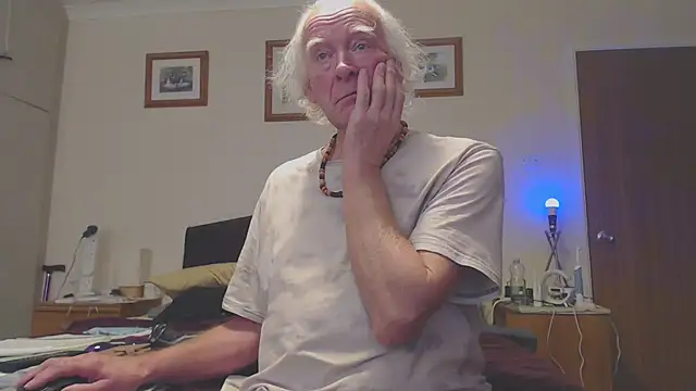 Snapshot of WaverlyKernow chatting on February 2025 12:39:01 PM WaverlyKernow online show from February 2025 12:39:01 PM