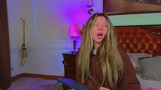 Real Tini online show from December 2025 06:22:02 AM