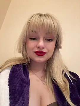 Snapshot of Blonde20 chatting on October 2025 10:32:02 PM Blonde20 online show from October 2025 10:32:02 PM