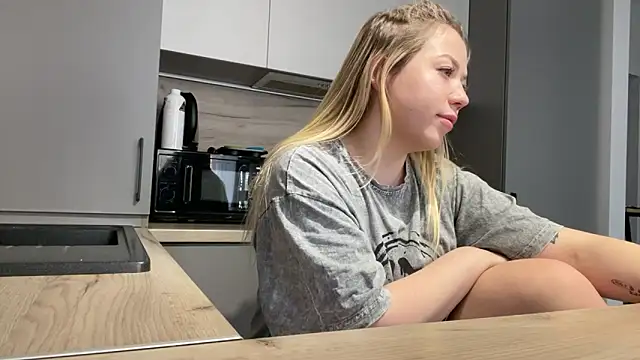 Embersweetbunny online show from November 2025 09:36:01 AM