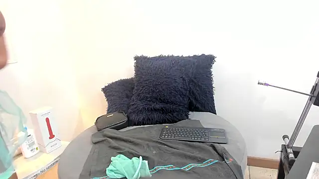 Lizzie Williams  online show from November 2025 03:18:02 AM