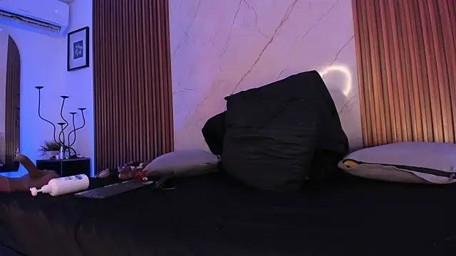 Emiilycollins online show from December 2025 01:23:01 AM