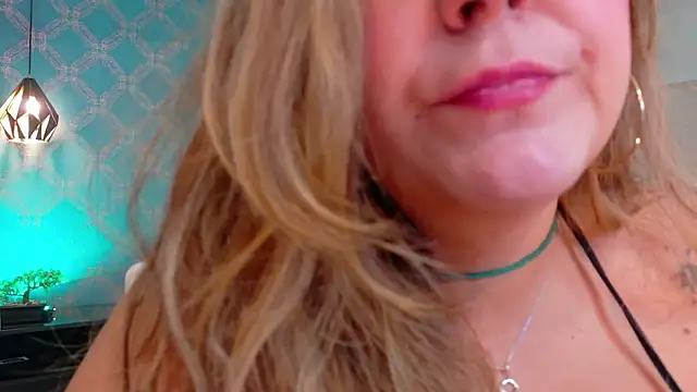 Snapshot of AmbarRoberts_ chatting on June 2026 01:13:01 PM AmbarRoberts online show from June 2026 01:13:01 PM
