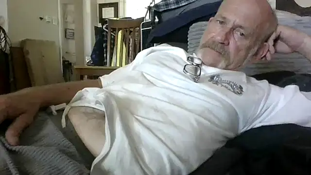 Snapshot of den-rock4u chatting on May 2026 09:32:02 PM den-rock4u online show from May 2026 09:32:02 PM