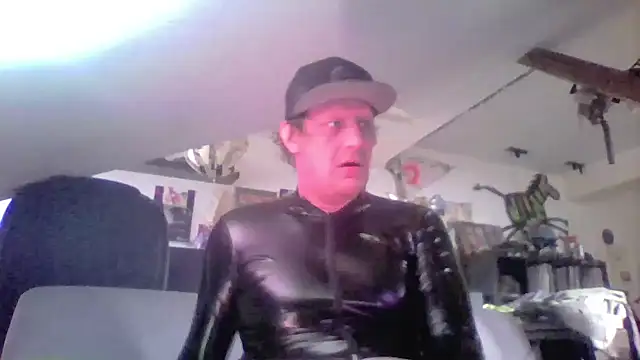 Snapshot of Bigthroaterboy chatting on May 2026 05:10:01 PM Bigthroaterboy online show from May 2026 05:10:01 PM
