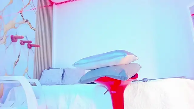 YUSELFI ROSS  online show from October 2025 12:12:02 PM