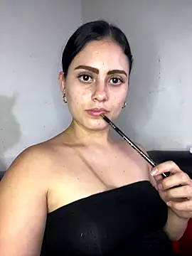 Snapshot of Azuna25 chatting on October 2025 08:31:01 PM Azuna25 online show from October 2025 08:31:01 PM