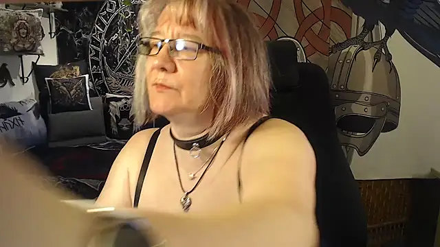 Snapshot of TittenMichelle chatting on May 2026 04:10:02 AM TittenMichelle online show from May 2026 04:10:02 AM