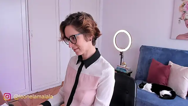 Snapshot of cuddlingbunny chatting on November 2025 04:39:02 PM cuddlingbunny online show from November 2025 04:39:02 PM