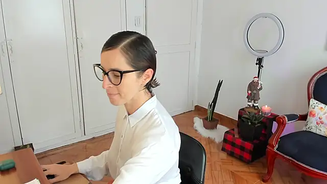 Snapshot of cuddlingbunny chatting on November 2025 02:43:02 PM cuddlingbunny online show from November 2025 02:43:02 PM