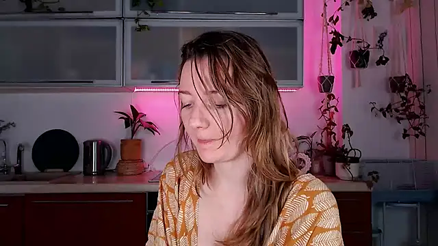 Snapshot of Elly_Helly chatting on December 2024 08:38:01 PM Elly Helly online show from December 2024 08:38:01 PM