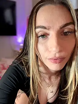 Snapshot of BrattyBae_xo chatting on April 2026 04:02:02 PM BrattyBae xo online show from April 2026 04:02:02 PM