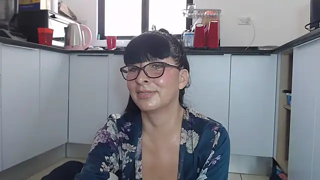 Snapshot of HellenLatin chatting on May 2026 05:19:01 PM HellenLatin online show from May 2026 05:19:01 PM
