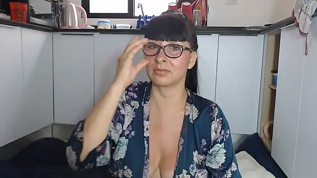 Snapshot of HellenLatin chatting on May 2026 05:33:01 PM HellenLatin online show from May 2026 05:33:01 PM