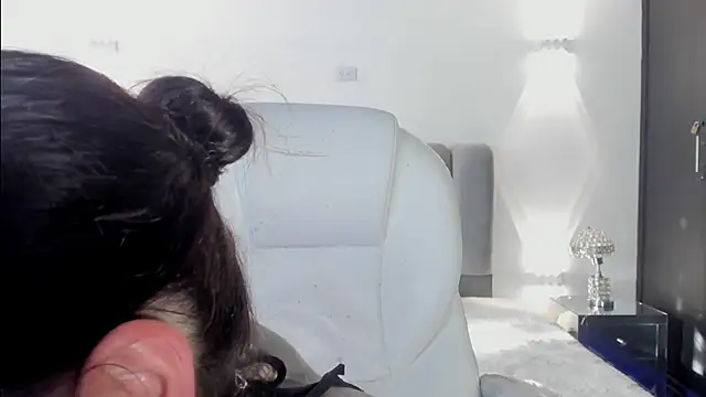 AnnyThompson  online show from February 2026 10:05:02 PM