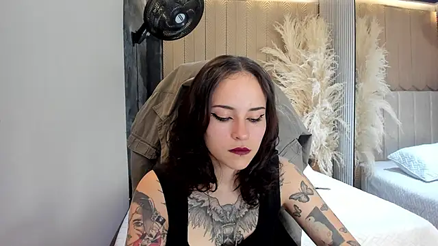 Snapshot of AnnyThompson_ chatting on April 2026 10:43:02 PM AnnyThompson online show from April 2026 10:43:02 PM