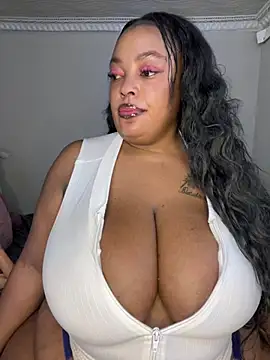 Snapshot of Katamia25 chatting on February 2025 03:43:01 AM Katamia25 online show from February 2025 03:43:01 AM