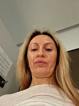 Snapshot of Miss____Mia_ chatting on February 2025 03:25:02 PM Miss    Mia  online show from February 2025 03:25:02 PM