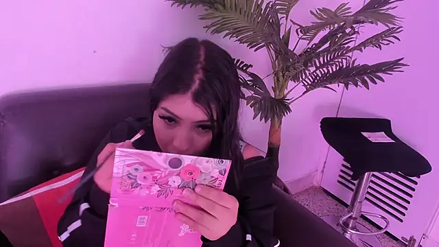 Snapshot of Miia_Thompsonn chatting on March 2025 03:20:01 AM Miia Thompsonn online show from March 2025 03:20:01 AM