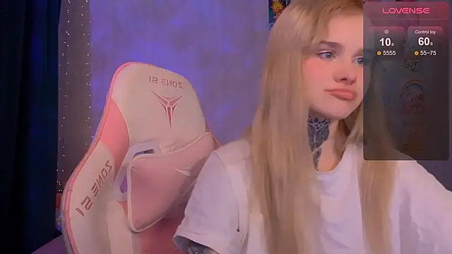 Snapshot of Britney_Lynch chatting on January 2026 08:01:02 PM Britney Lynch online show from January 2026 08:01:02 PM