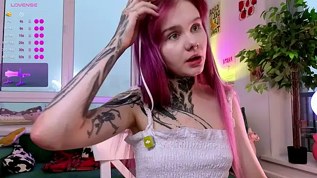 Snapshot of Britney_Lynch chatting on July 2026 05:04:02 PM Britney Lynch online show from July 2026 05:04:02 PM