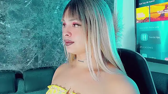 Emmaa Saenz  online show from January 2026 09:27:01 PM