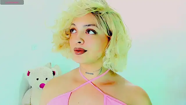 Emmaa Saenz  online show from February 2026 10:22:01 PM